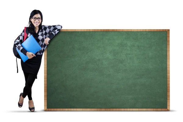 Collegestudent med blackboard — Stockfoto