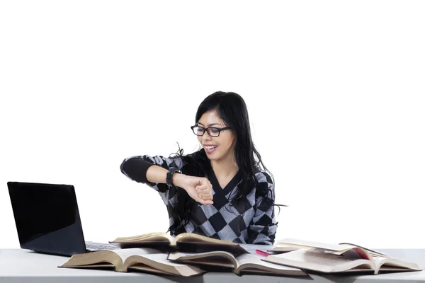 Studentin schaut auf Armbanduhr — Stockfoto