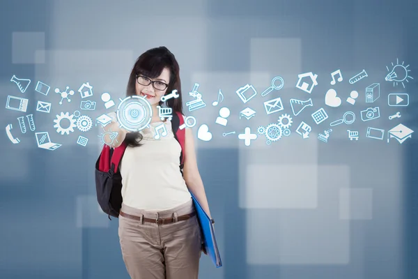 Vrouwelijke student met behulp van de futuristische interface — Stockfoto