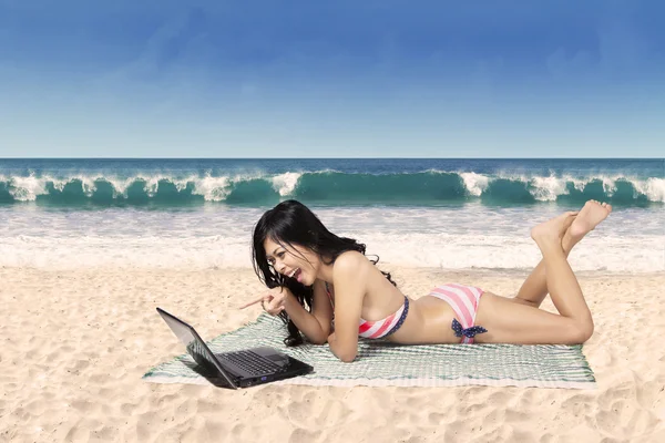 Mutlu bir kadın ile laptop plajda bikini — Stok fotoğraf