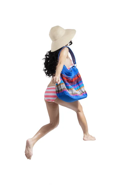 Mujer feliz con bolsa y sombrero — Foto de Stock