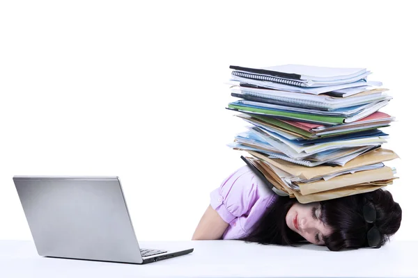 Overwerkte zakenvrouw met documenten geïsoleerd — Stockfoto