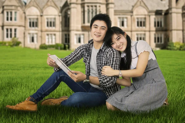 Retrato de dos estudiantes en el parque 1 — Foto de Stock