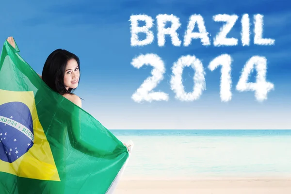 Mulher bonita segurando bandeira brasileira — Fotografia de Stock