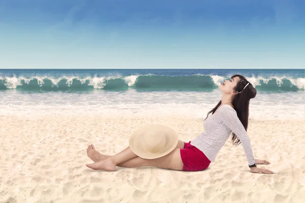 Vrouw zittend op het witte strand zand 1 — Stockfoto