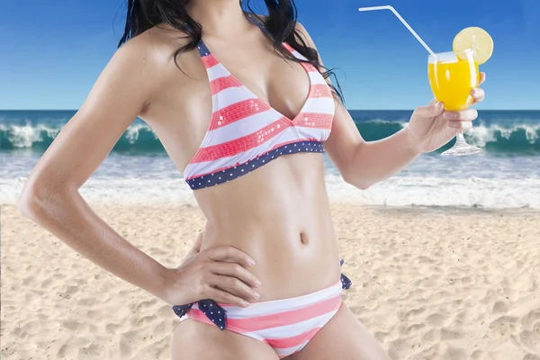 Kvinna klädd i sexig bikini med fräsch drink — Stockfoto