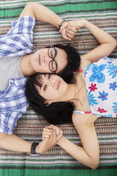 Pareja joven soñando — Foto de Stock