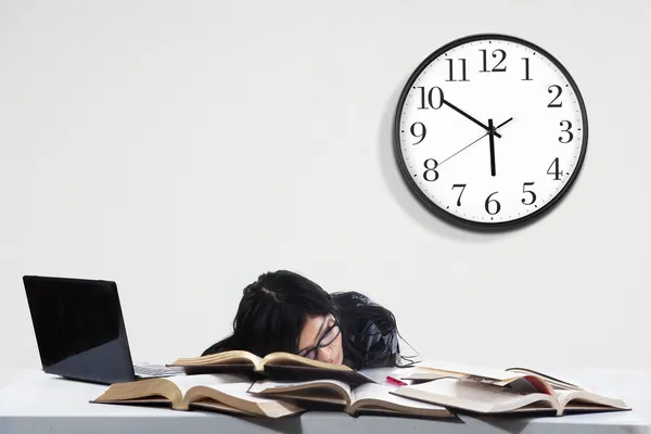 Dormire studente durante lo studio del tempo — Foto Stock