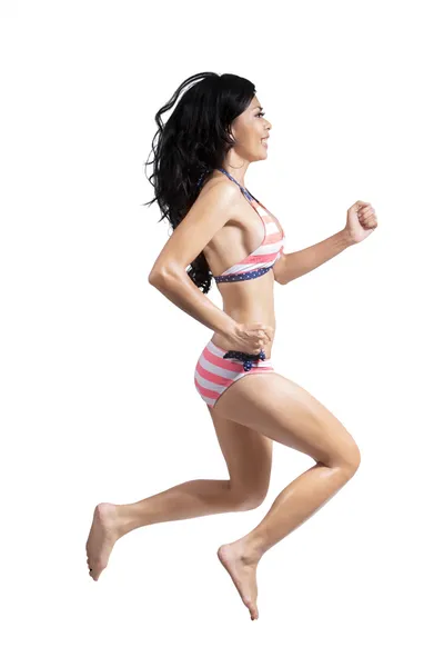 Atrakcyjna kobieta w bikini działa na białym tle — Zdjęcie stockowe