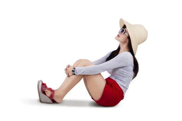 Mulher bonita usando chapéu de sol isolado — Fotografia de Stock