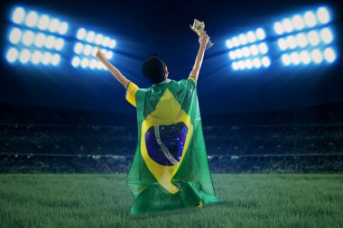 Brezilyalı oyuncu ile bayrak ve Kupası