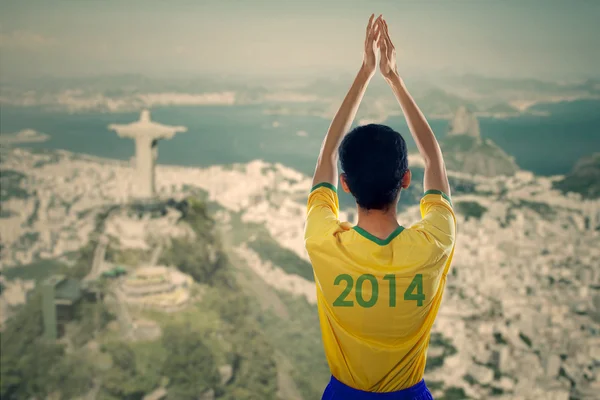 Brasilianska fans klappar händerna — Stockfoto