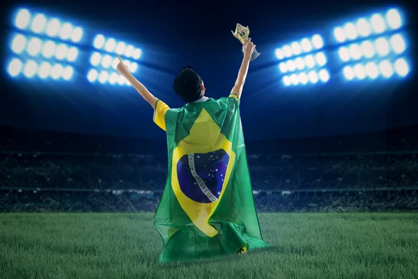 Braziliaanse speler met vlag en cup — Stockfoto