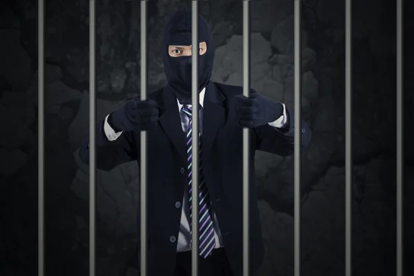 Empresário usando uma máscara na prisão — Fotografia de Stock
