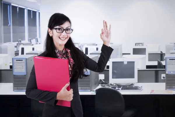 Businesswoman gesturing okay 1 — Stock Photo, Image