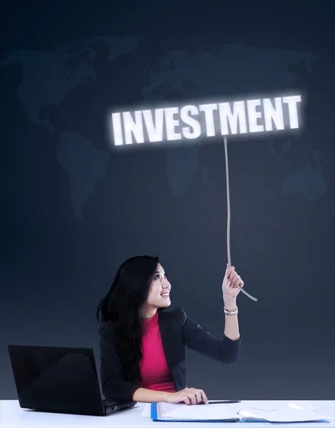 Empresaria acaparando inversión — Foto de Stock