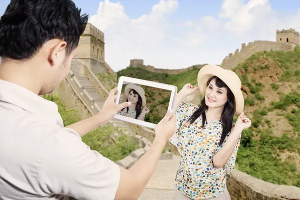 Couple take picture in china great wall — Stock Photo, Image