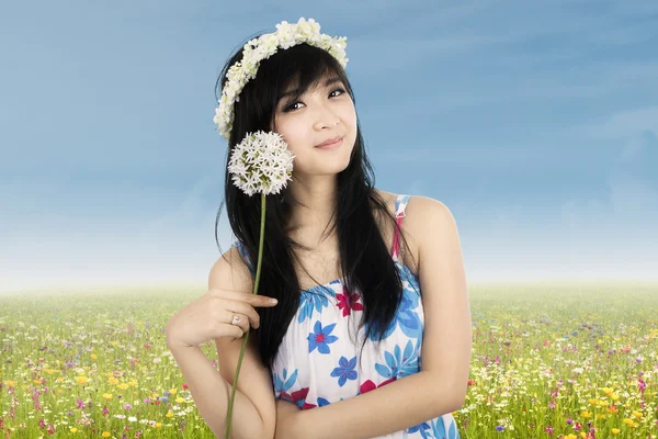 Cute asian girl holding flower — Stock Photo, Image