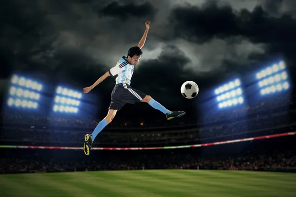 Football player kicking ball — Stock Photo, Image