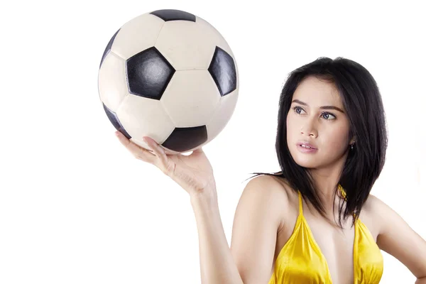 Sexy model drží fotbalový míč — Stock fotografie