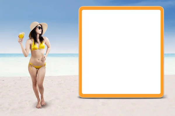 Sexy vrouw met leeg bord op strand — Stockfoto