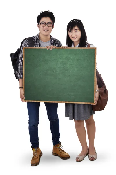 Iki öğrenci boş yazı tahtası holding — Stok fotoğraf