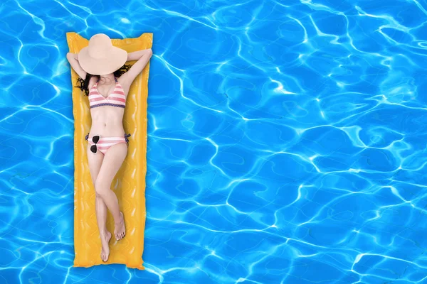 Femme flottant sur un matelas de piscine 1 — Photo