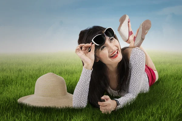 Beautiful girl lying on the grass — Stock Photo, Image