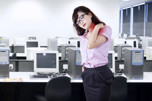 Affärskvinna med nacksmärta i office — Stockfoto