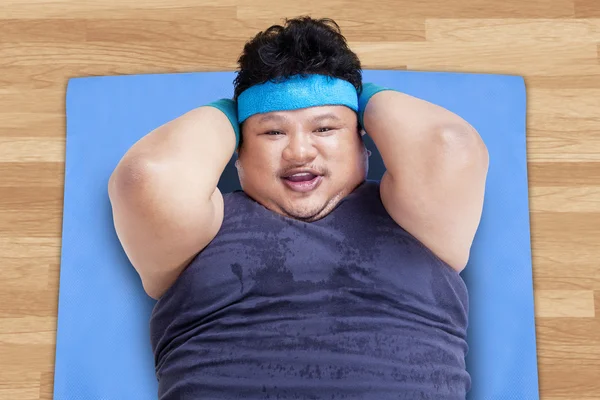 Primer plano del hombre con sobrepeso haciendo ejercicio — Foto de Stock