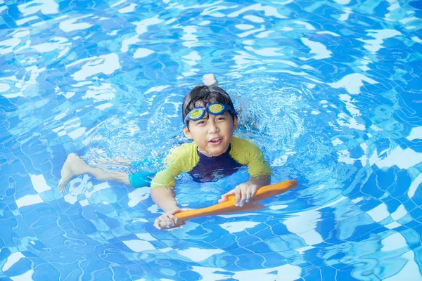 Carino ragazzo giocoso su il piscina 1 — Foto Stock