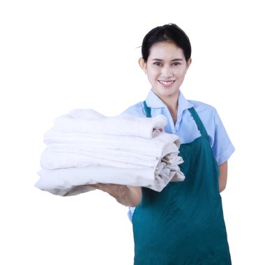 Güleryüzlü otel hizmetçisi tutarak havlu