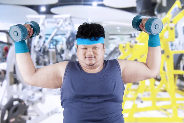 Fat man exercise in fitness center 1 — Stock Photo, Image