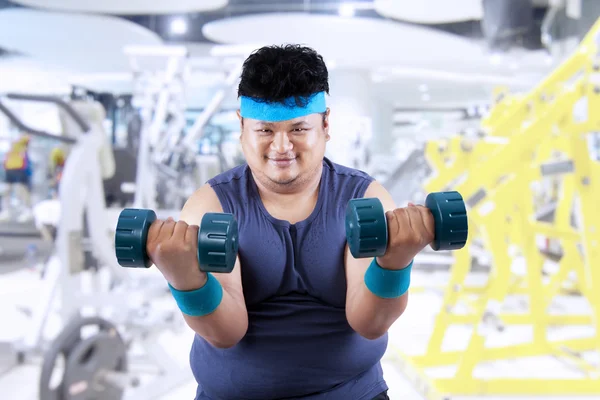 Fat man exercise in fitness center 2 — Stock Photo, Image