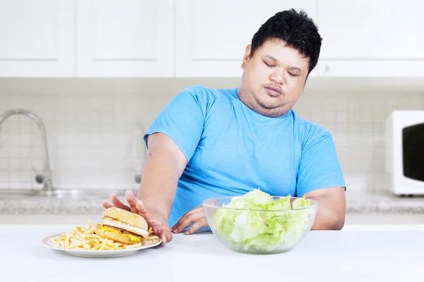 El gordo rechaza la comida chatarra — Foto de Stock