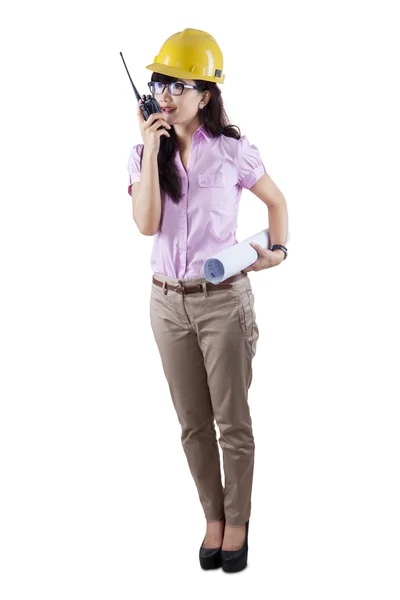 Kobieta mechanika za pomocą walkie talkie — Zdjęcie stockowe