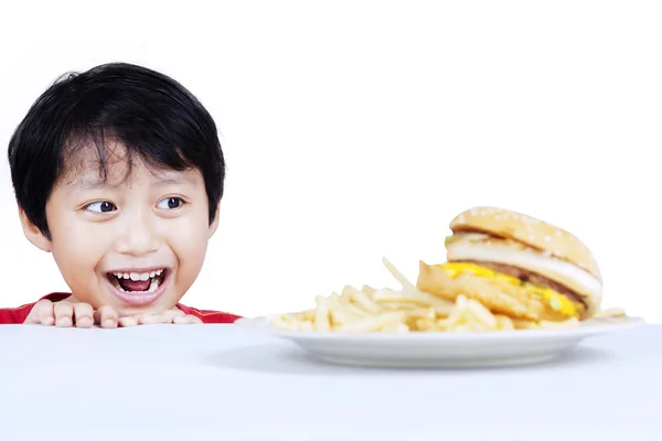 Hebzucht jongen op zoek op fast food — Stockfoto