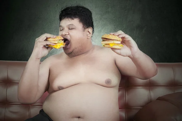 ハンバーガーを食べる貪欲なデブ男 3 — ストック写真