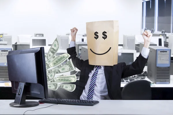 Happ ansikte affärsman söker pengar — Stockfoto