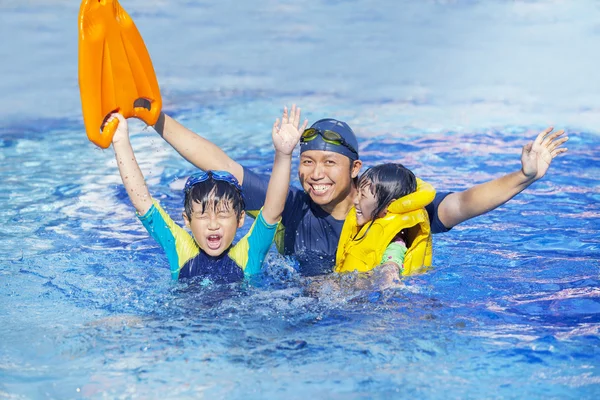 Família feliz na piscina — Fotografia de Stock