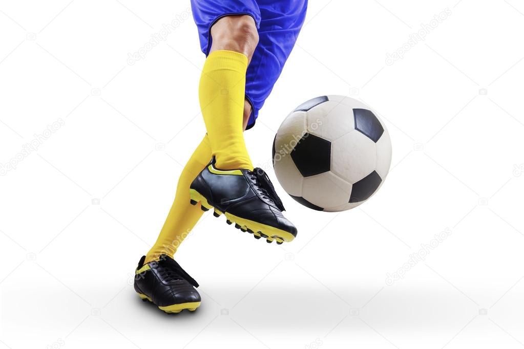 Jogador amador de futebol chuta uma bola Stock Photo - Alamy