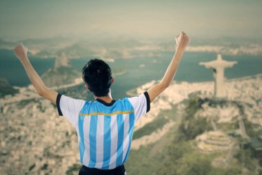 neşeli futbol oyuncusu kutlamak kazanan 1