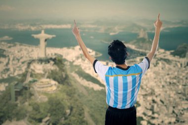 neşeli futbolcu kazanma kutlamak