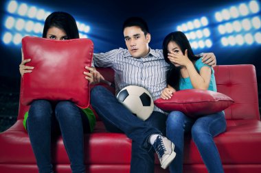 1 TV izlerken futbol fans