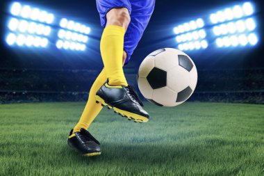 Futbolcu topa vuruyor
