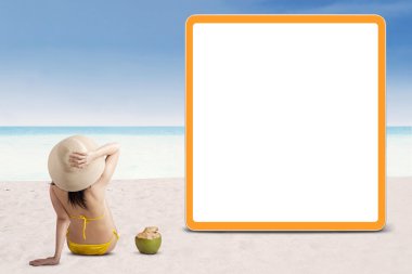 kadın bikini ile boş tahta 1