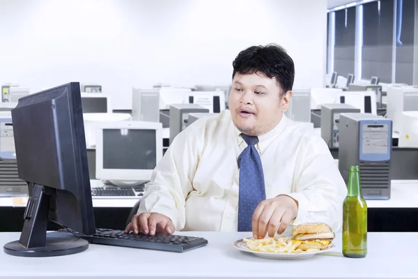 Παχυσαρκία επιχειρηματίας που εργάζεται στο γραφείο — Φωτογραφία Αρχείου