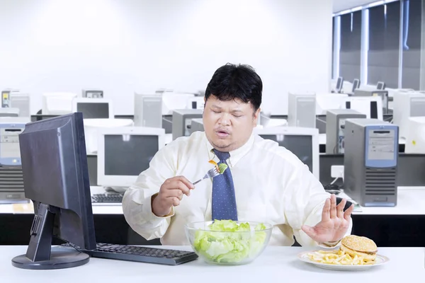 Empresário com excesso de peso evitar junk food — Fotografia de Stock