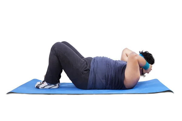 Hombre con sobrepeso haciendo ejercicio en el colchón —  Fotos de Stock