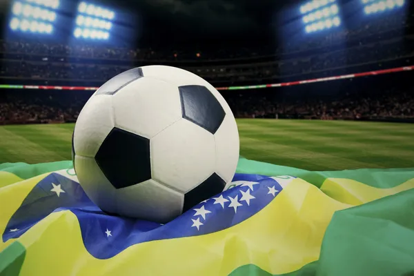 Pallone da calcio con bandiera brasiliana — Foto Stock